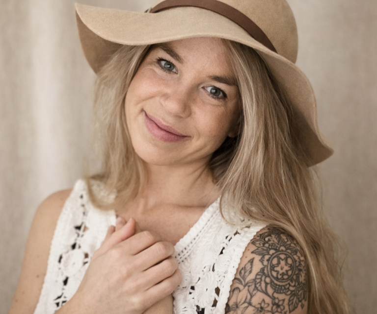 Claudia Ruppel, zertifiziertes Resilienzcoachin aus Gelnhausen, mit ruhiger Präsenz und einem offenem, herzlichen Blick .