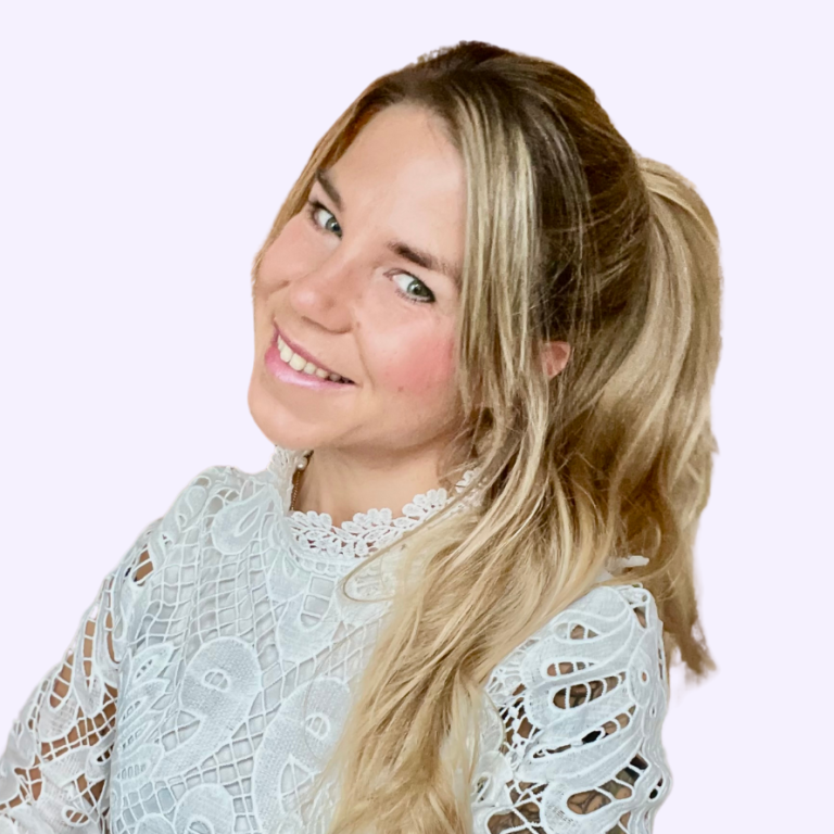 Lächelnde Frau mit blonden Haaren.