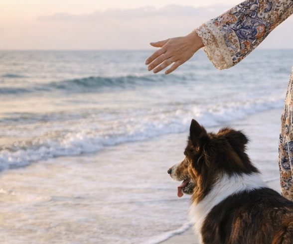 Claudia Ruppel im Sommerkleid auf einer Wiese - frei, lebendig, naturverbunden.