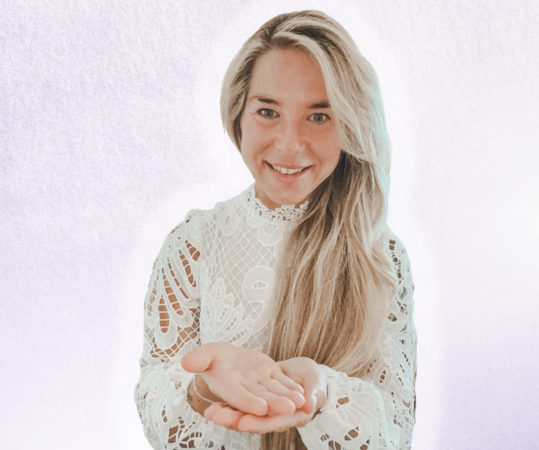 Claudia Ruppel, zertifiziertes Resilienzcoachin aus Gelnhausen, mit ruhiger Präsenz und einem offenem, herzlichen Blick - bereit, Frauen zu begleiten. Claudia Ruppel, zertifiziertes Resilienzcoachin aus Gelnhausen, mit ruhiger Präsenz und einem offenem, herzlichen Blick .