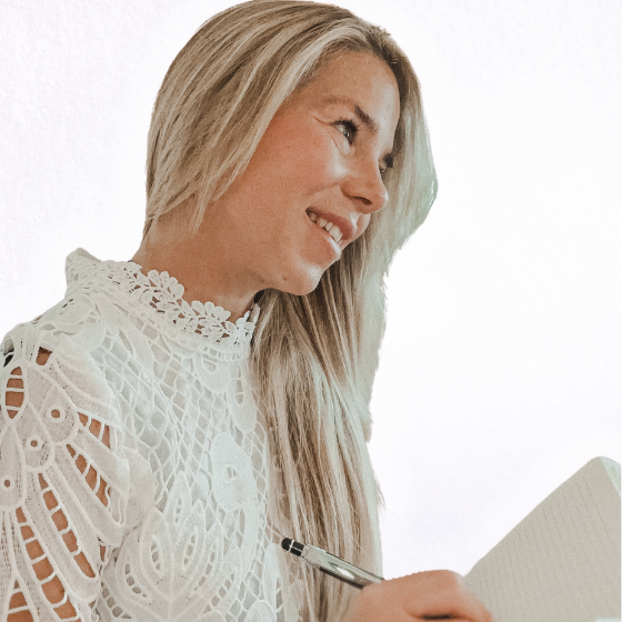 Claudia Ruppel Resilienz Coach Frauen -Online- Main Kinzig Kreis Junge Frau mit langen, blonden Haaren, die lächelt und ihre Hände vor dem Herzen hält- Claudia Ruppel Resilienz Coach