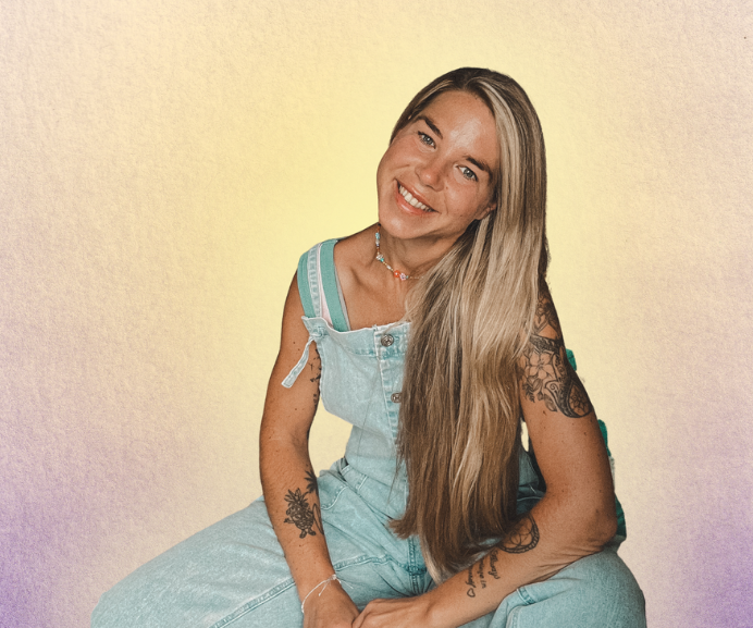 Claudia Ruppel Resilienz Coach Frauen -Online- Main Kinzig Kreis Junge Frau mit langen, blonden Haaren, die lächelt und ihre Hände vor dem Herzen hält- Claudia Ruppel Resilienz Coach